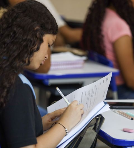  Governo Lula bloqueia verba para alfabetização, transporte escolar e bolsas de estudo