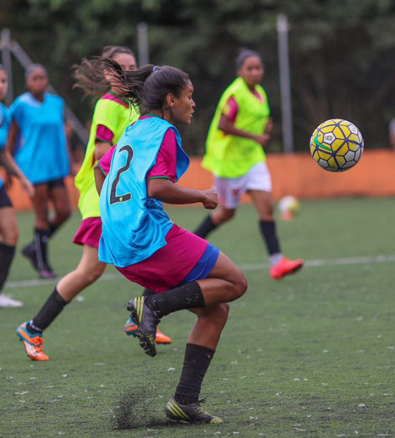 Futebol feminino ainda é predominantemente amador no Brasil