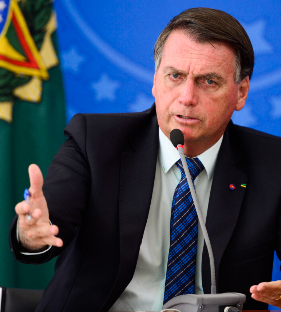 PF intima Bolsonaro a depor sobre ordem para empresário disparar 'ao máximo' fake news