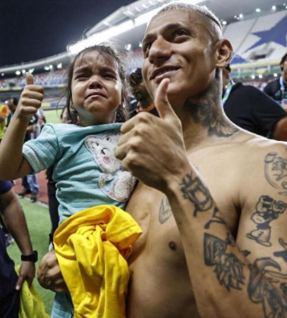 Richarlison posta foto com criança paraense e mãe declara: “muito humilde”