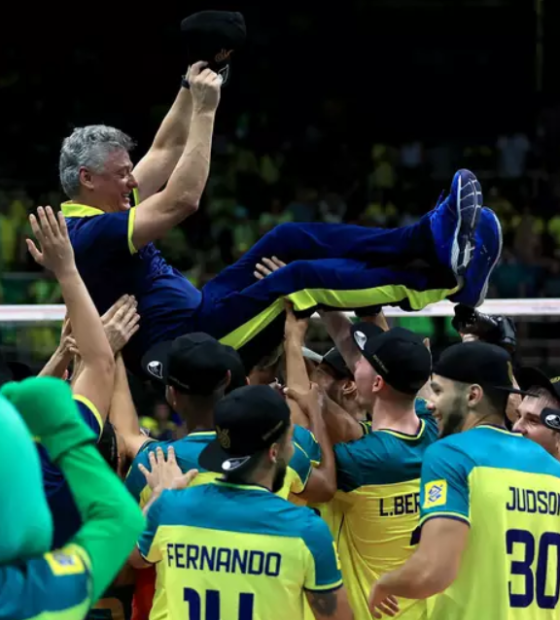 Seleção masculina de vôlei garante vaga nas Olimpíadas após vitória emocionante sobre a Itália