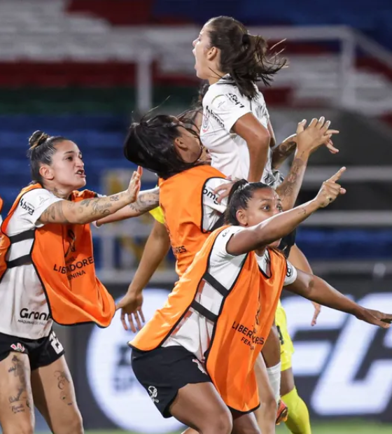 Corinthians bate Palmeiras e é tetra da Libertadores na despedida de Arthur Elias