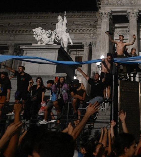 Argentina tem novos protestos e confrontos com a polícia contra decreto de Milei