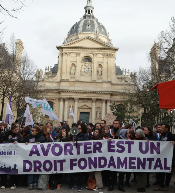 França se torna o primeiro país do mundo a incluir direito ao aborto na Constituição