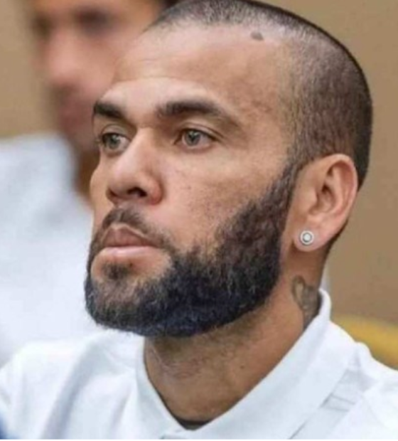 Daniel Alves paga fiança e deve deixar prisão 