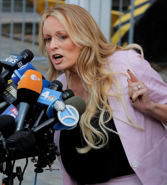 Atriz pornô Stormy Daniels depõe pela 1ª vez em julgamento de Donald Trump