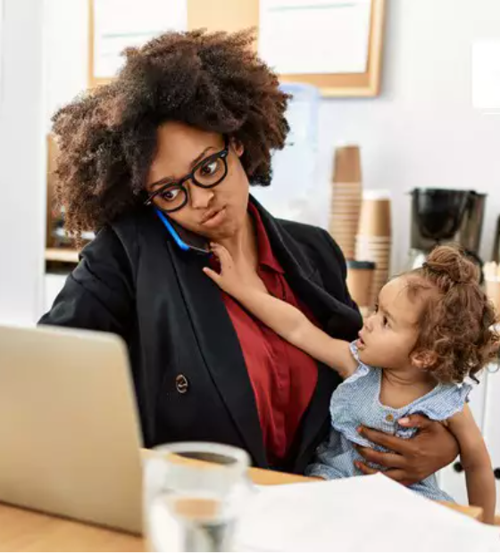 Mais de 11 milhões de mulheres deixam o mercado de trabalho no Brasil para cuidar dos filhos