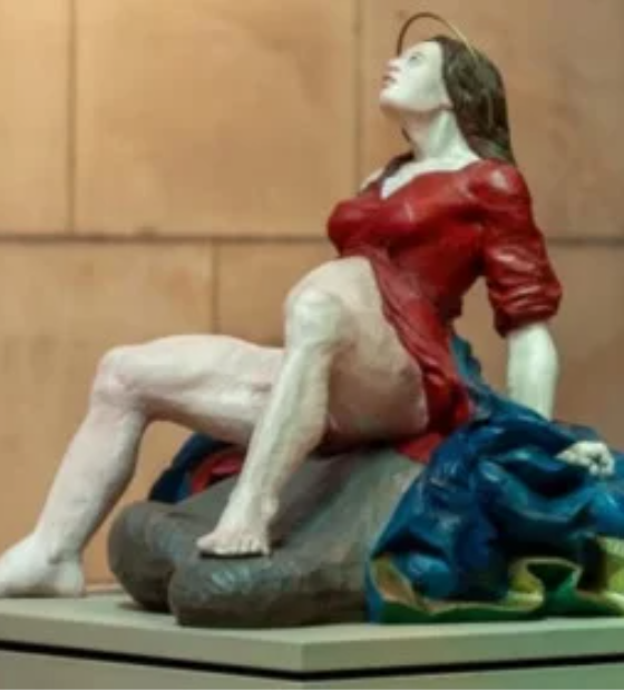 Escultura que representa Virgem Maria durante parto de Jesus é decapitada por vândalos