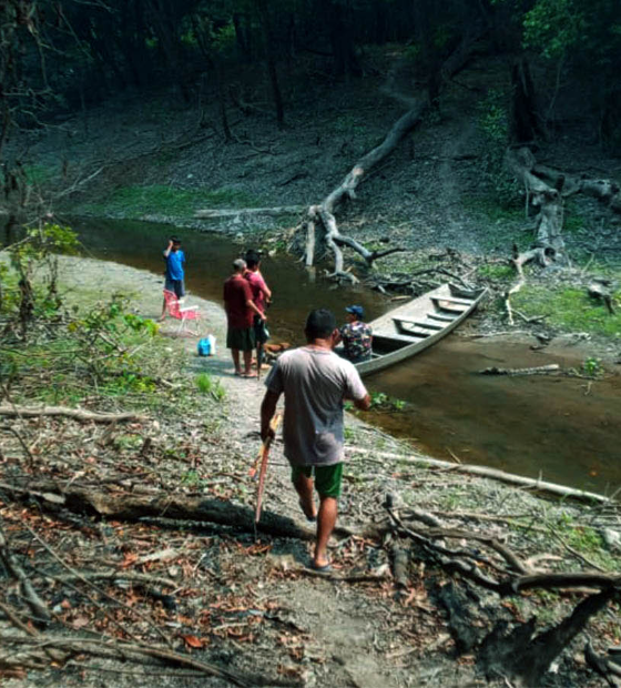 Seca na Amazônia encurta ano escolar de crianças indígenas e prejudica aprendizado