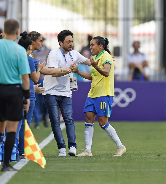 Brasil perde para a Espanha, mas avança para o mata-mata