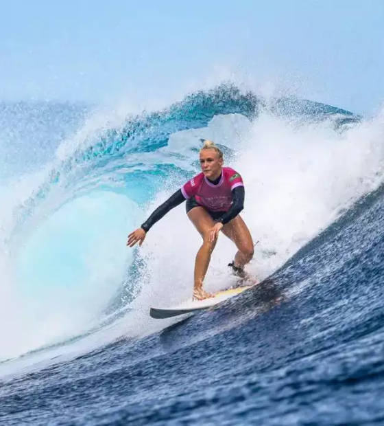 Tatiana Weston-Webb perde para americana em disputa acirrada e é prata no surfe