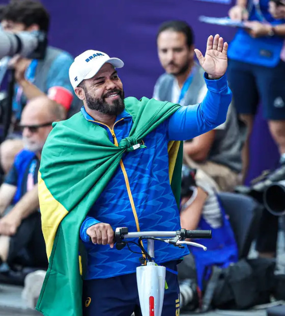 Atletismo: Claudiney Batista é tricampeão e Beth Gomes prata em Paris