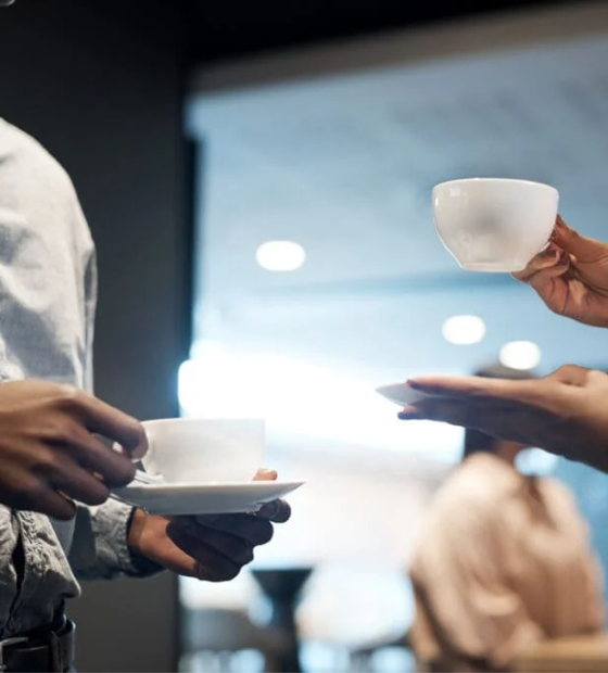 Café e sobremesa aumentam em mais de R$ 400 por mês gastos com refeição