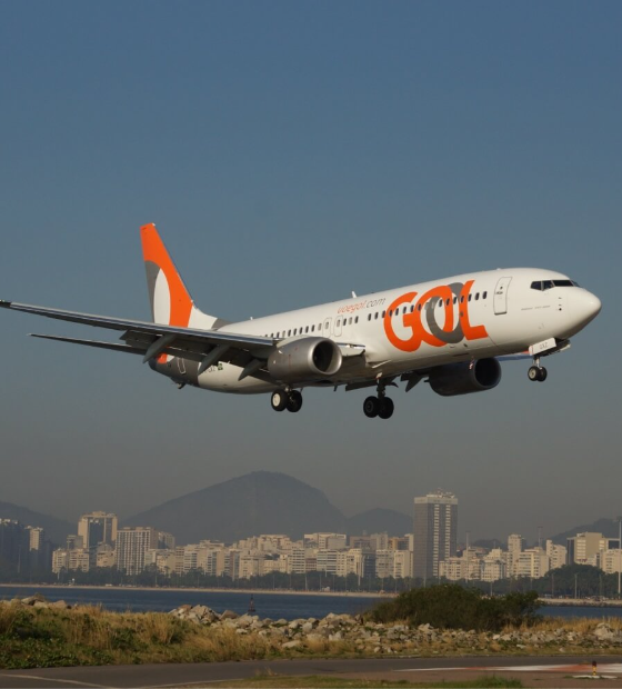 Avião da Gol colide com pássaro logo após a decolagem e retorna a Brasília