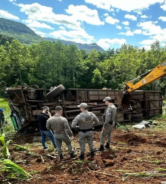 Ônibus com estudantes tomba em ribanceira no RS e deixa sete mortos e mais de 20 feridos