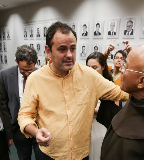 Após Conselho de Ética aprovar cassação, Glauber Braga inicia greve de fome
