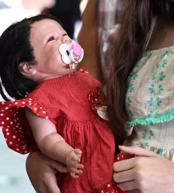 Projeto de lei pede multa para quem usa bebê reborn para ter prioridade