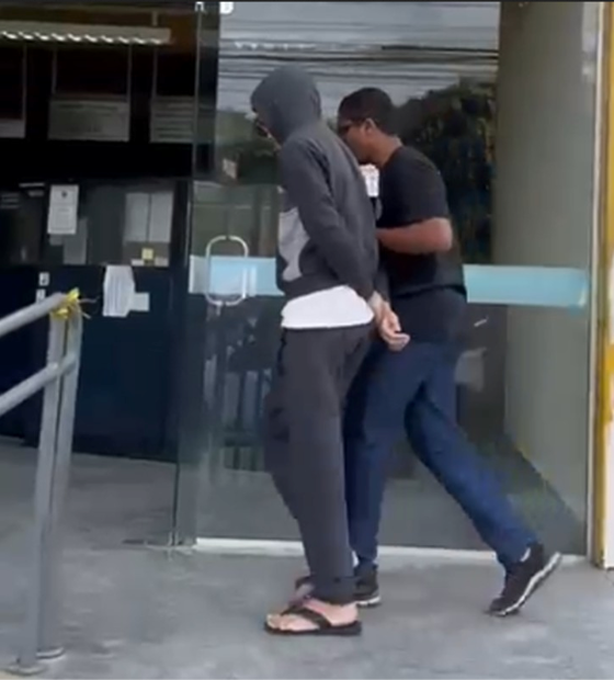  Adolescente mata pais e irmão de 3 anos após ser impedido de viajar para ver namorada virtual