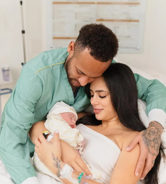 Neymar compartilha primeiras fotos de sua nova filha na maternidade; Mel já recebe visitas