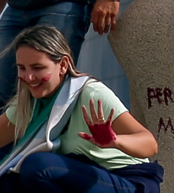 Moraes rejeita novo recurso e mantém 14 anos de prisão para 'Débora do batom'