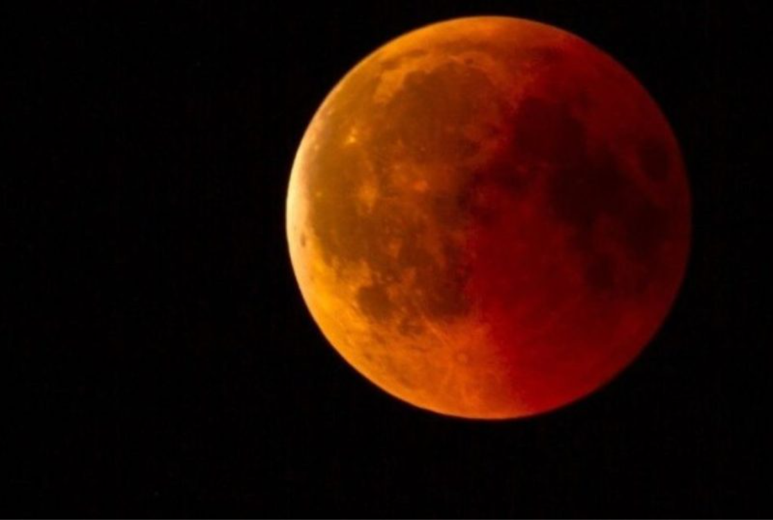 Eclipse lunar total mais longo do ano ocorre neste fim de semana