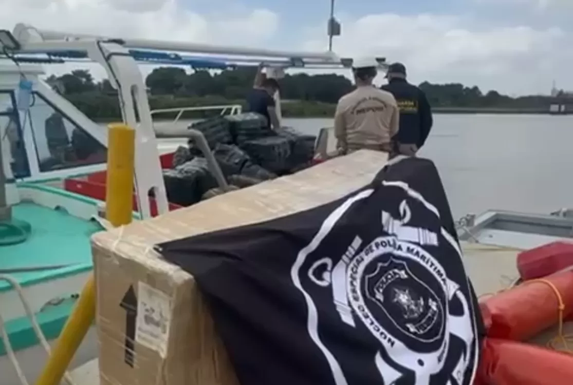 PF apreende embarcação com mercadorias contrabandeadas na Baía do Marajó/PA