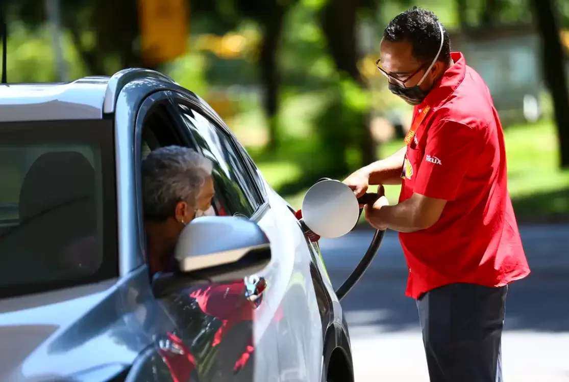 Gasolina no Brasil está 10% mais cara que no exterior e poderia cair R$ 0,28/litro