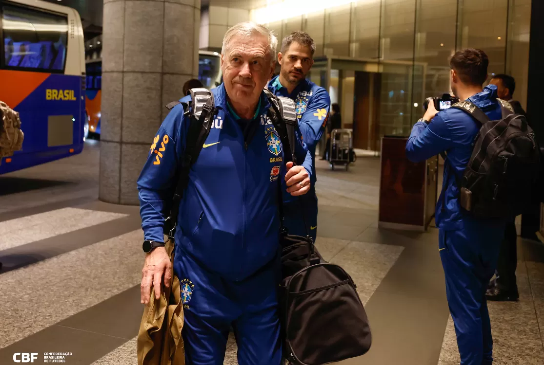 Seleção brasileira chega a Tóquio e Ancelotti prepara Hugo Souza no gol contra o Japão