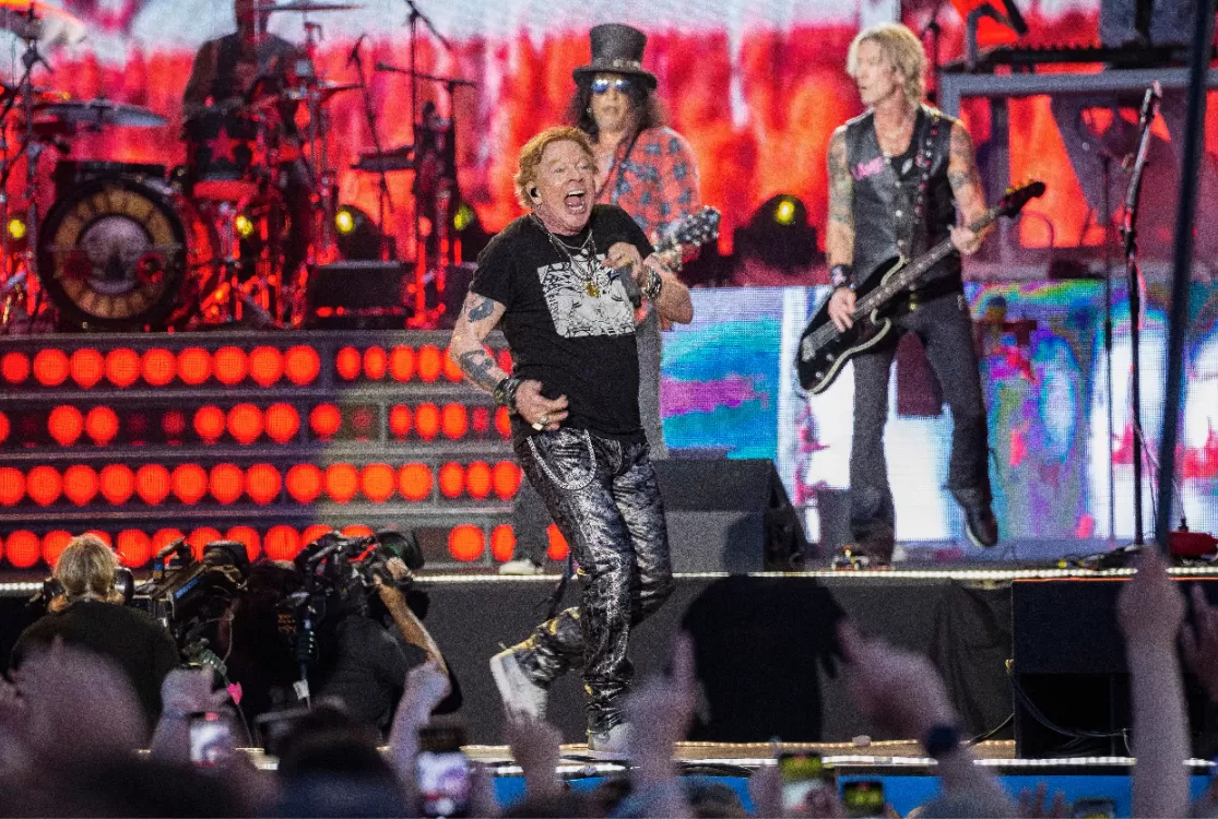 Próximo de show no Brasil, Axl Rose se irrita e ataca baterista do Guns N’ Roses no palco