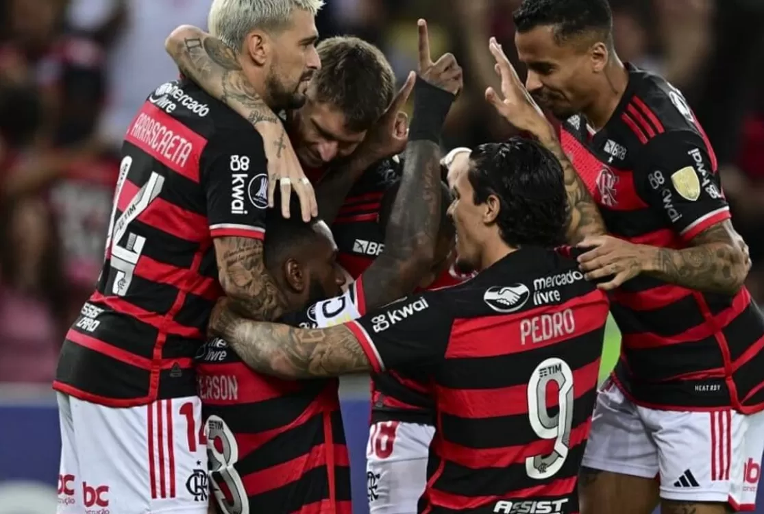 Flamengo conta com a sorte, marca no fim e sai na frente nas semi da Libertadores