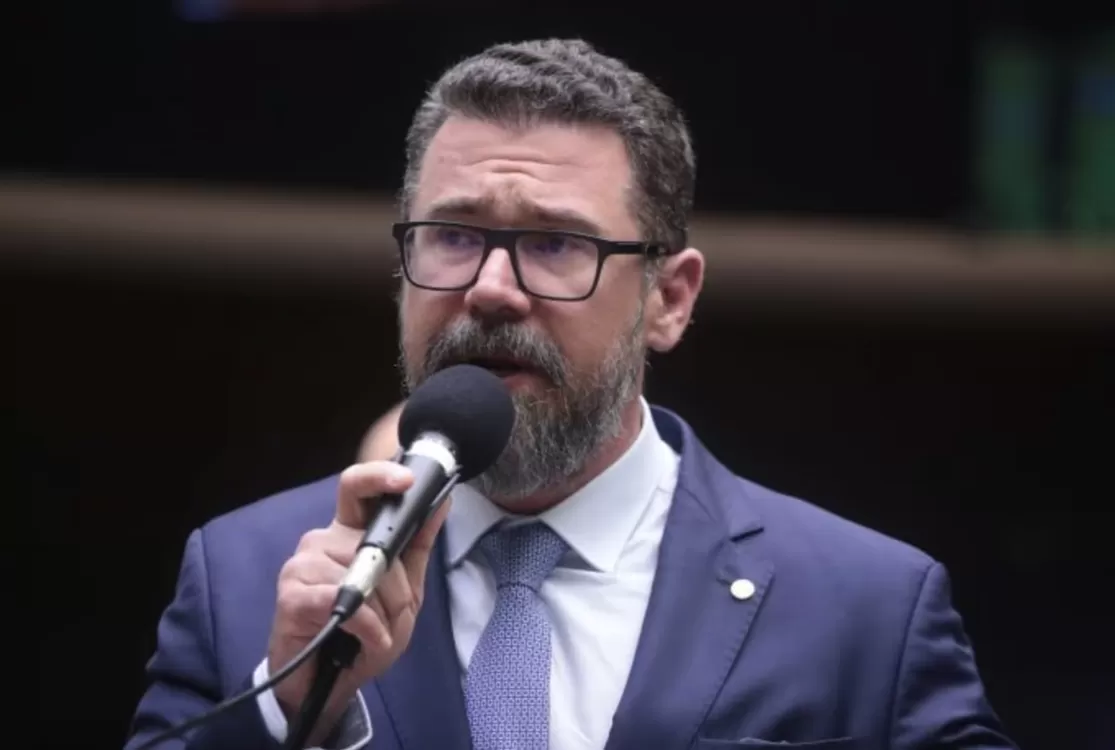 Deputado quer liberar porte de armas para professores e médicos do Brasil