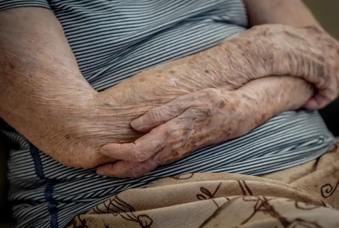 Autoridades fecham abrigo com idosos abandonados e em condições precárias