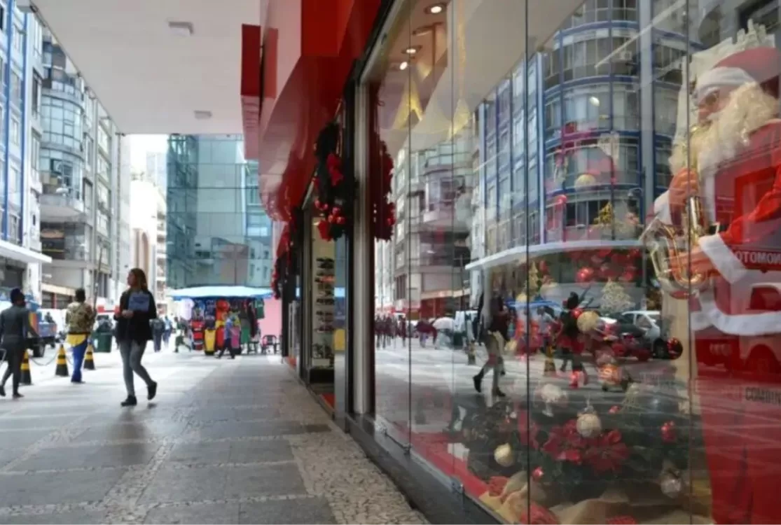 Véspera de Natal é feriado? Como funcionam folga e direitos de quem trabalha dia 24