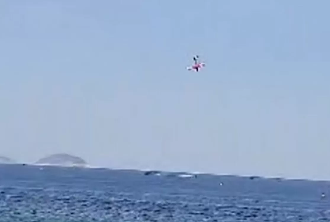 Corpo de piloto do avião que caiu em Copacabana é resgatado