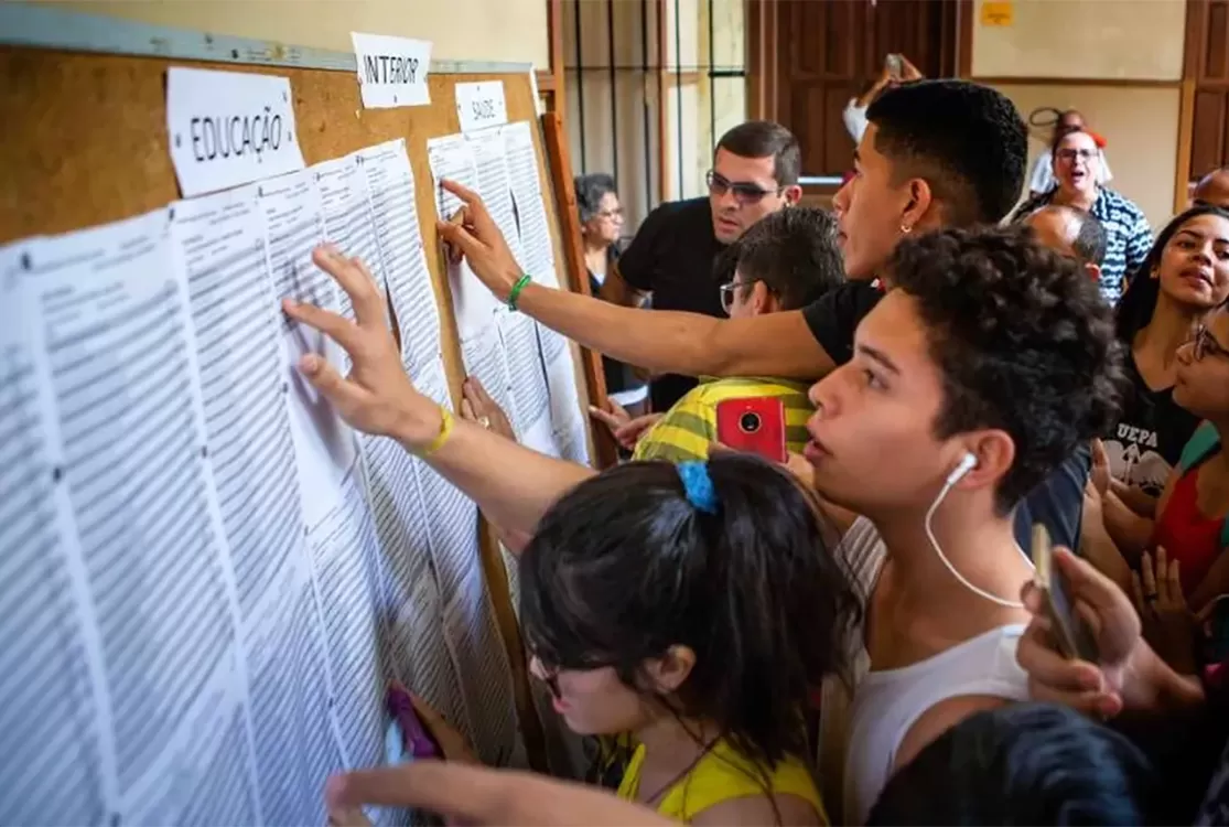 Universidade pública perde preferência, orçamento cresce e vagas ficam vazias