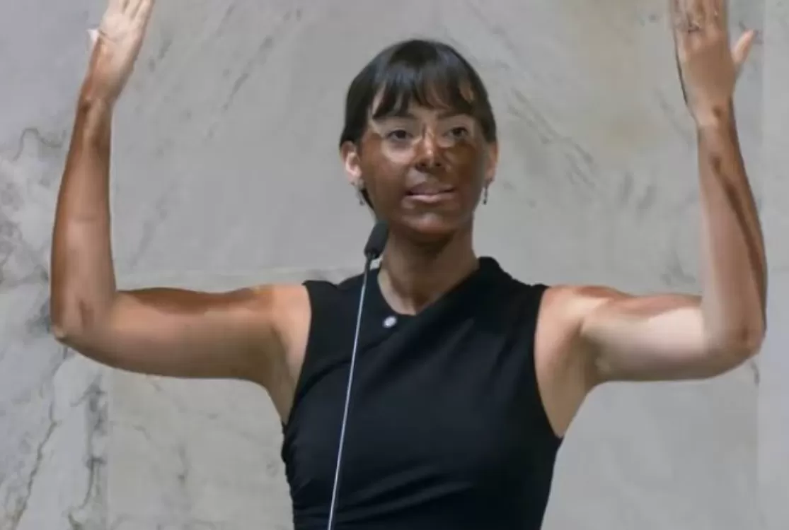 Deputada se pinta de marrom para protestar contra Erika Hilton e gera polêmica