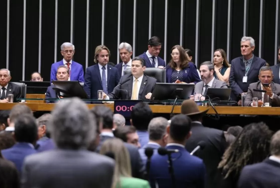 Câmara vota para derrubar veto de Lula a projeto que reduz pena de Bolsonaro