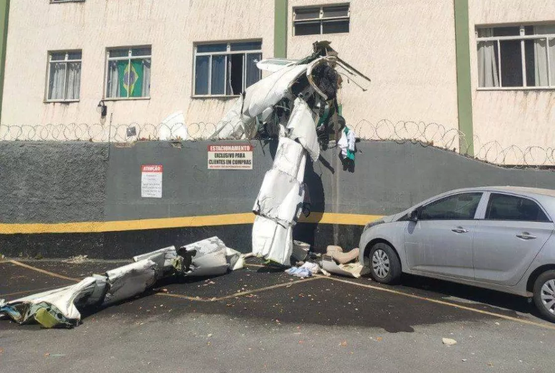 Avião de pequeno porte bate em prédio após decolar e deixa ao menos 2 mortos em MG