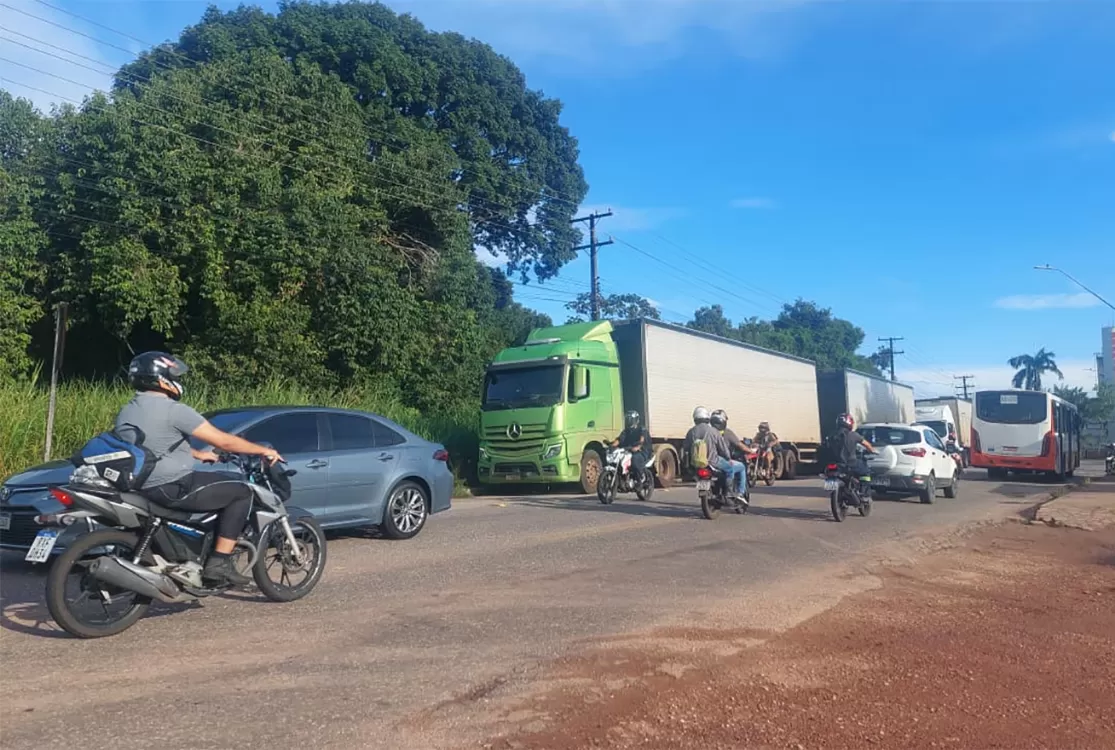Carretas ocupam ciclovia e desafiam fiscalização desde sempre em Belém