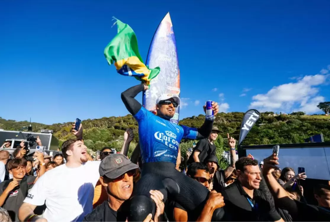 Italo Ferreira é campeão de etapa da WSL na Nova Zelândia e vira líder do ranking