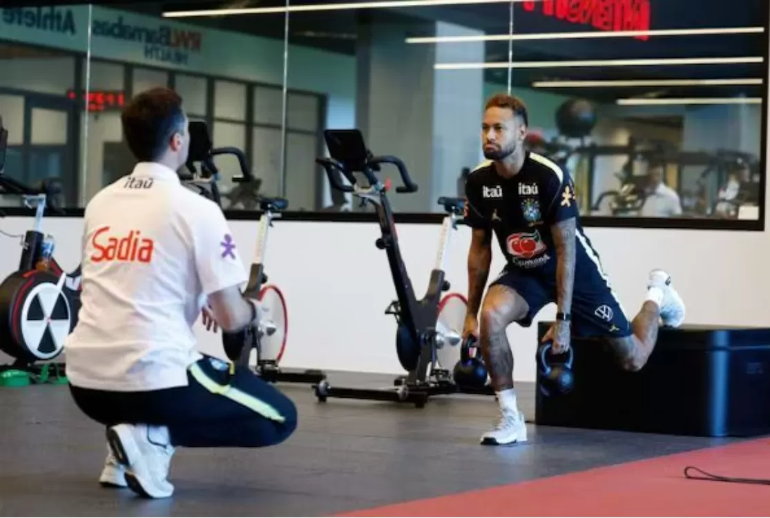 Neymar tem evolução na recuperação, mas segue fora da estreia na Copa do Mundo