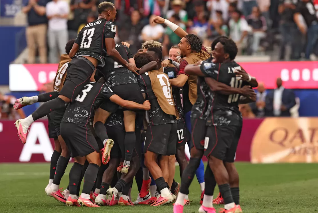 Canadá faz nos acréscimos, vence África do Sul e vai às oitavas da Copa pela 1ª vez