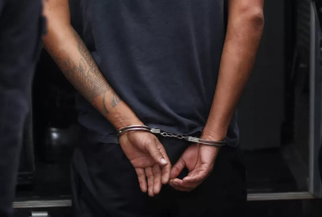 Homem é preso suspeito de atear fogo em mulher porque ela pintou as unhas de vermelho