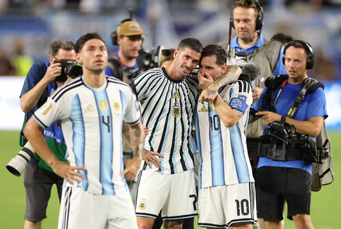Argentina escapa de zebra histórica, bate Cabo Verde na prorrogação e avança às oitavas
