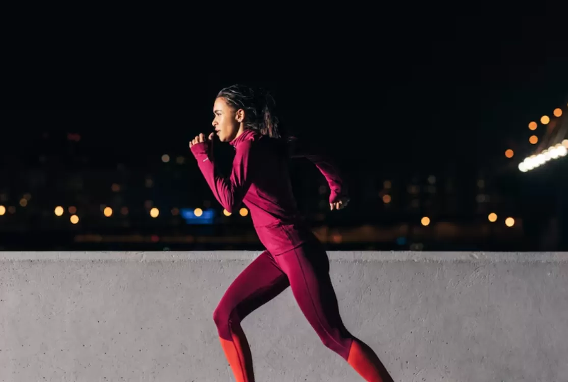 Exercícios antes de dormir: saiba quais ajudam a relaxar e quais podem adiar o sono
