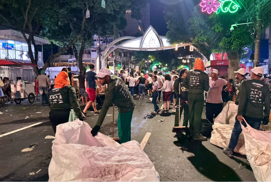 Catadores atuam nas procissões limpando trajetos e gerando renda com resíduos