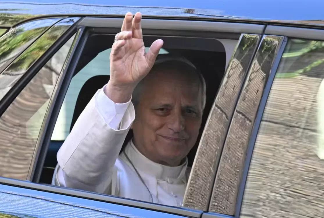 Papa Leão XIV deixa hospital quatro dias após a cirurgia e retoma agendas