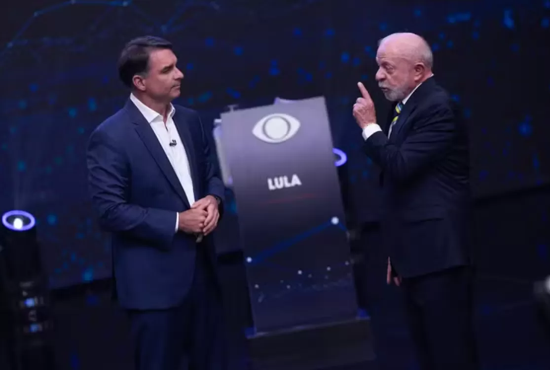 Imprensa internacional diz que debate entre Lula e Flávio Bolsonaro foi 'caótico'
