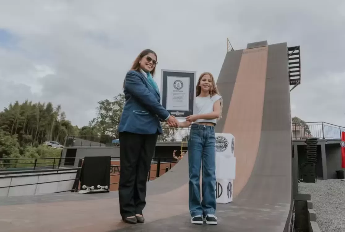 Skatista brasileira entra para o Guinness por descer megarrampa aos 9 anos